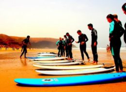 Серфинг на пляже Лезгира в Марокко